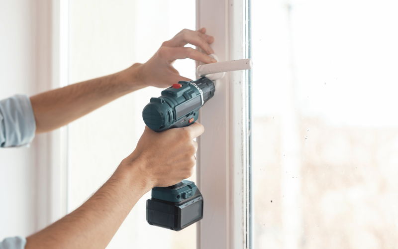 menuisier posant une fenêtre à languidic