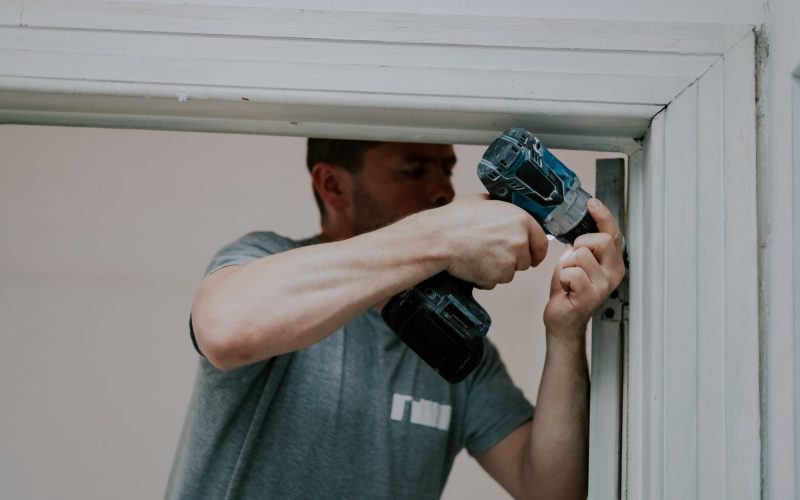 menuisier réparant une fenêtre à Hennebont
